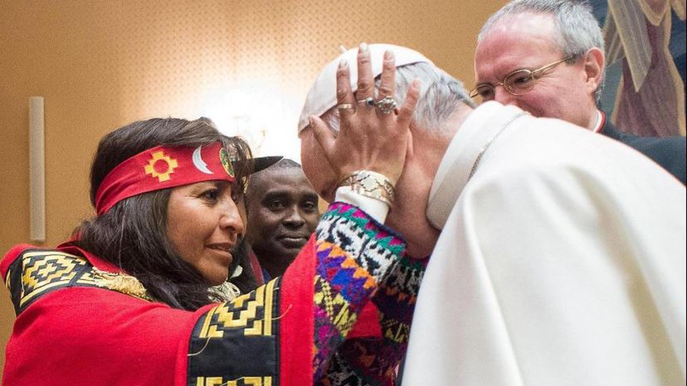 Il Papa con una nativa americana. Negli USA è in atto uno scontro fra Trump e i Sioux per la costruzione di un oleodotto