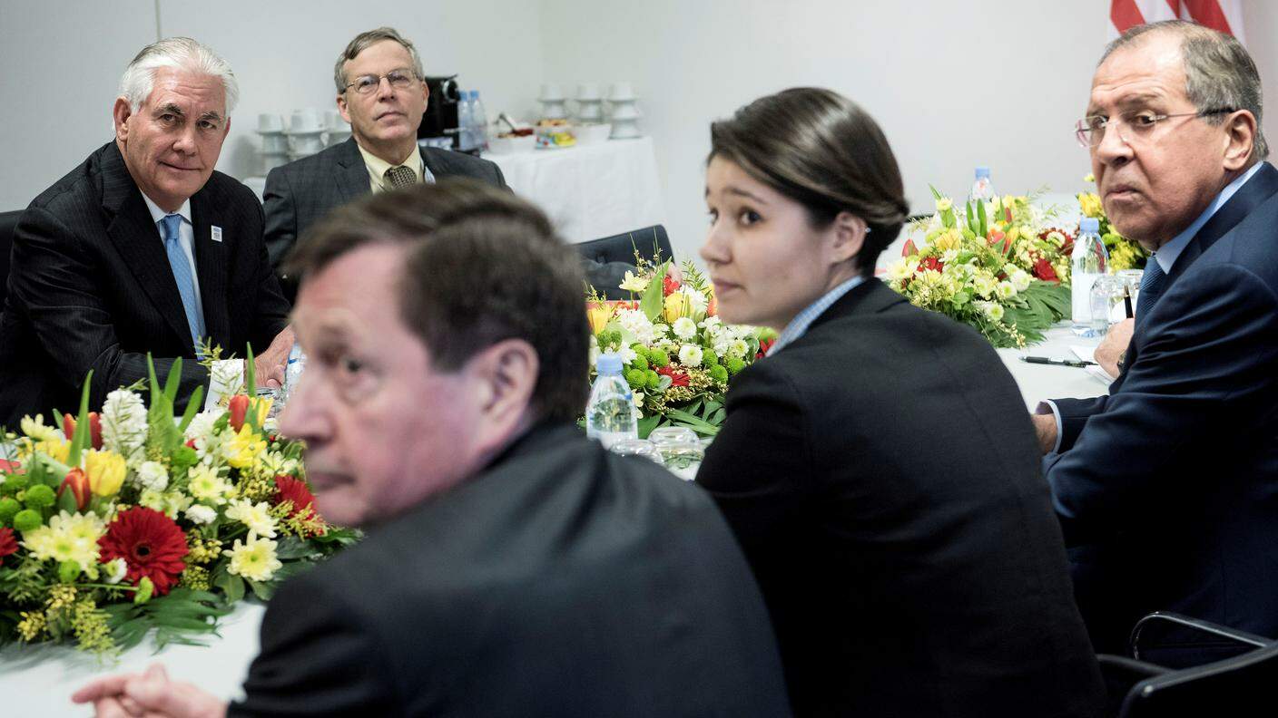 Rex Tillerson (a sinistra) e Serghiei Lavrov (a destra) in un'immagine scattata giovedì a Bonn