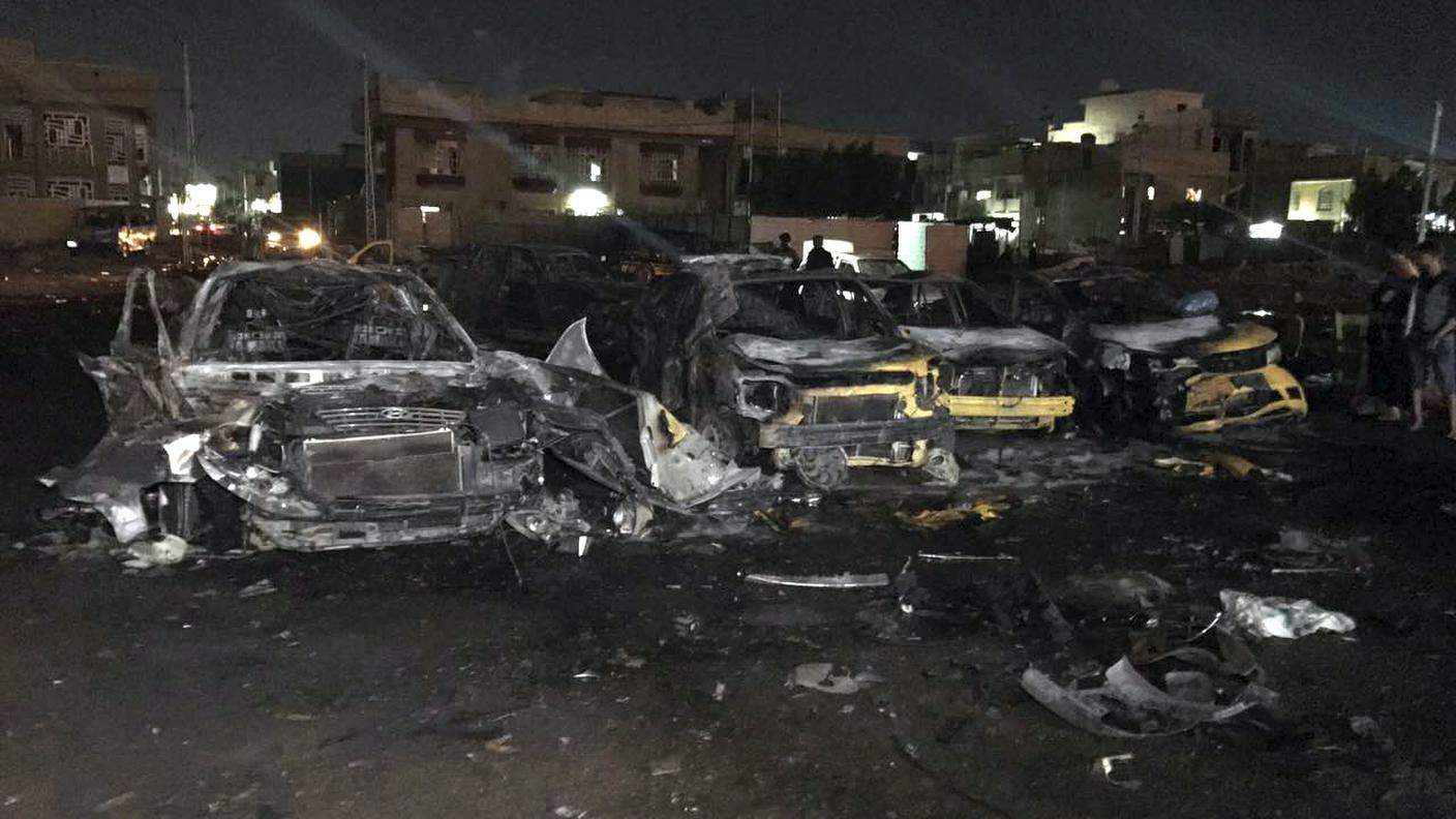 Veicoli distrutti dall'esplosione nella capitale irachena