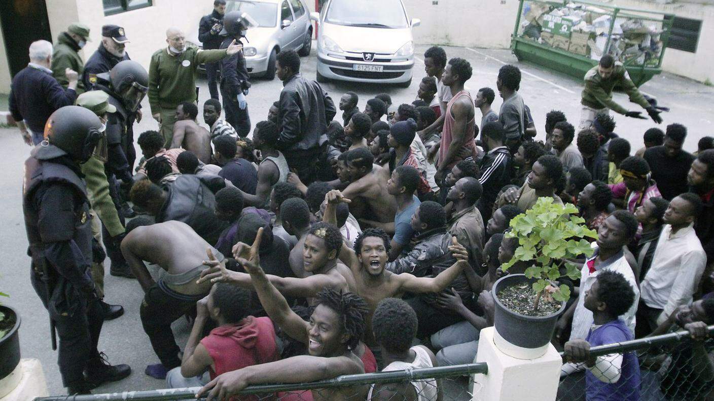 I migranti hanno raggiunto il centro di Ceuta