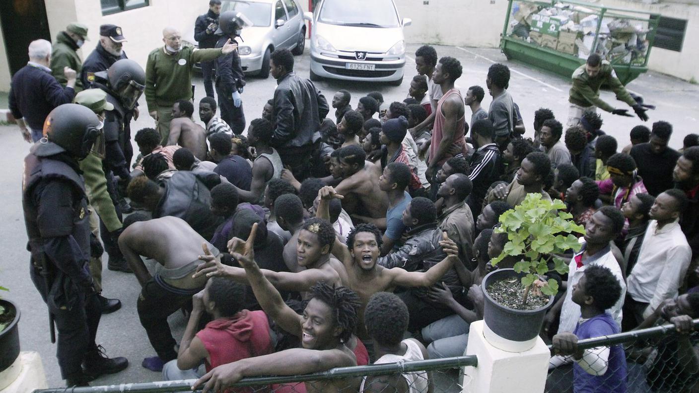 I migranti hanno raggiunto il centro di Ceuta