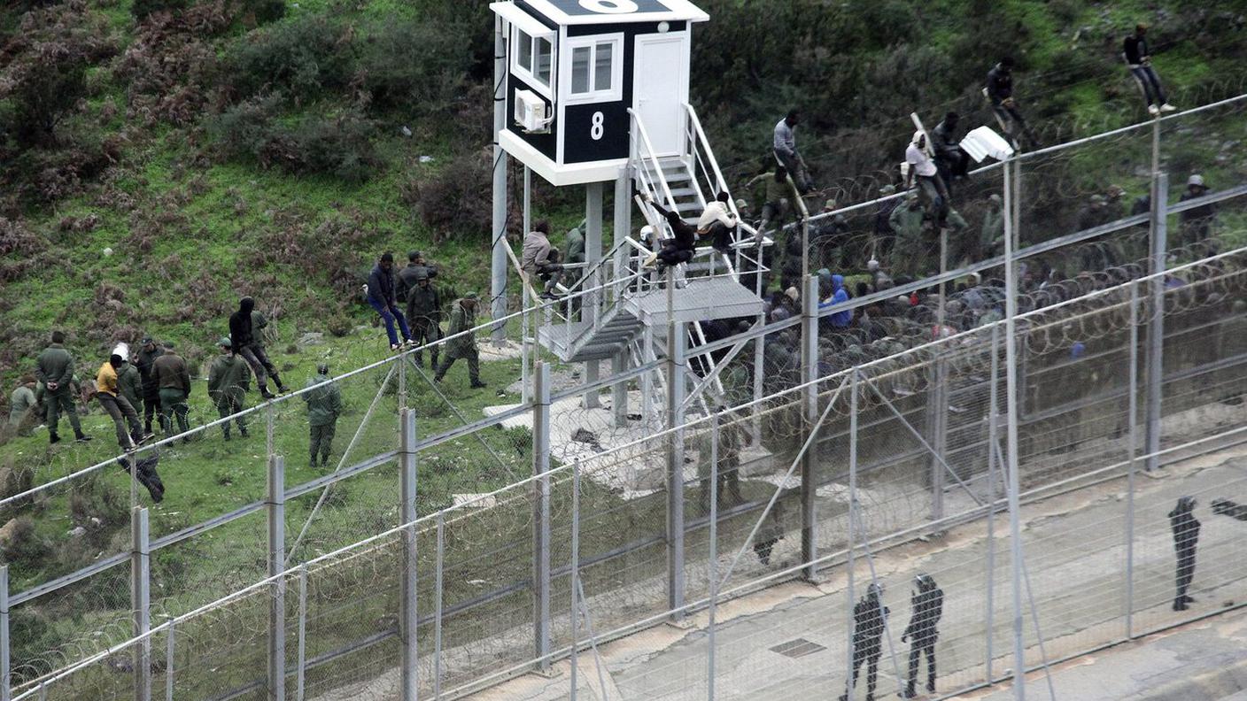 La recinzione che divide Ceuta dal resto del Marocco