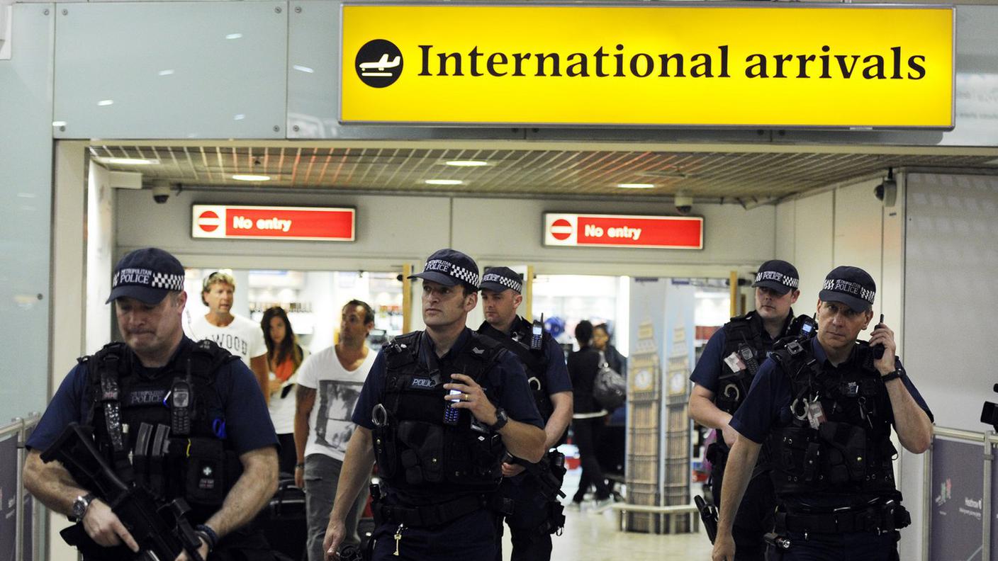 Agenti inglesi all'aeroporto londinese di Heathrow 