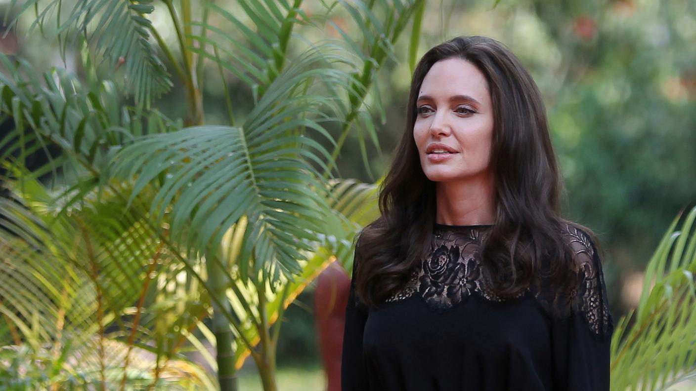 La sua prima apparizione pubblica dopo la richiesta di divorzio da parte di Brad Pitt