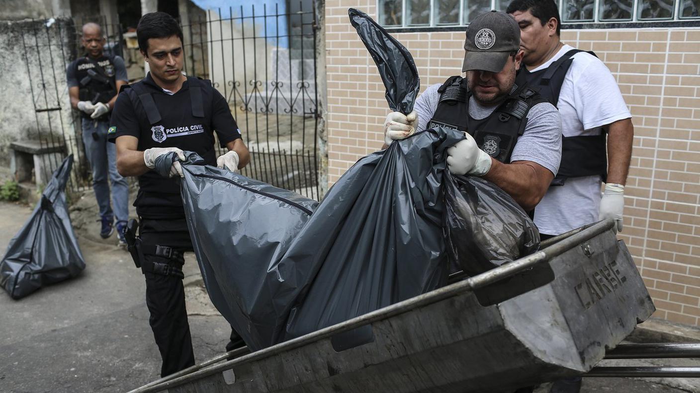 La polizia "raccoglie" i morti per le strade in un clima di guerriglia