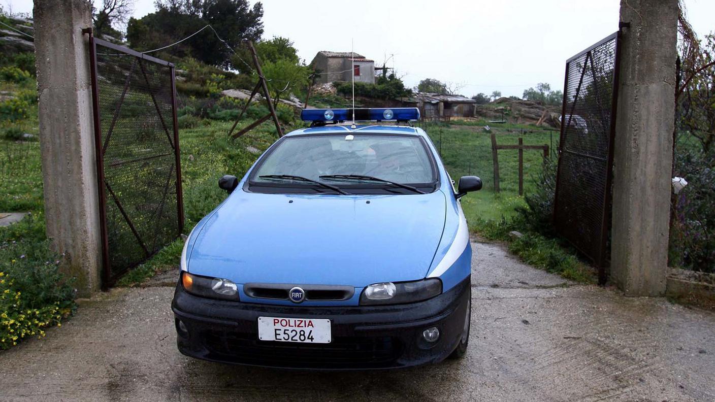 La polizia ha eseguito sei mandati di cattura