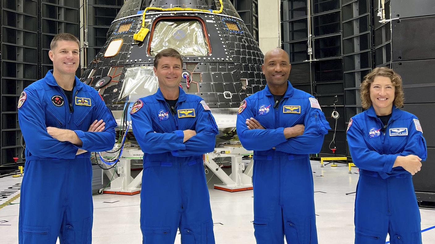 I quattro astronauti di Artemis 2 di fronte alla capsula Orion: Jeremy Hansen, Reid Wiseman, Victor Glover e Christina Koch