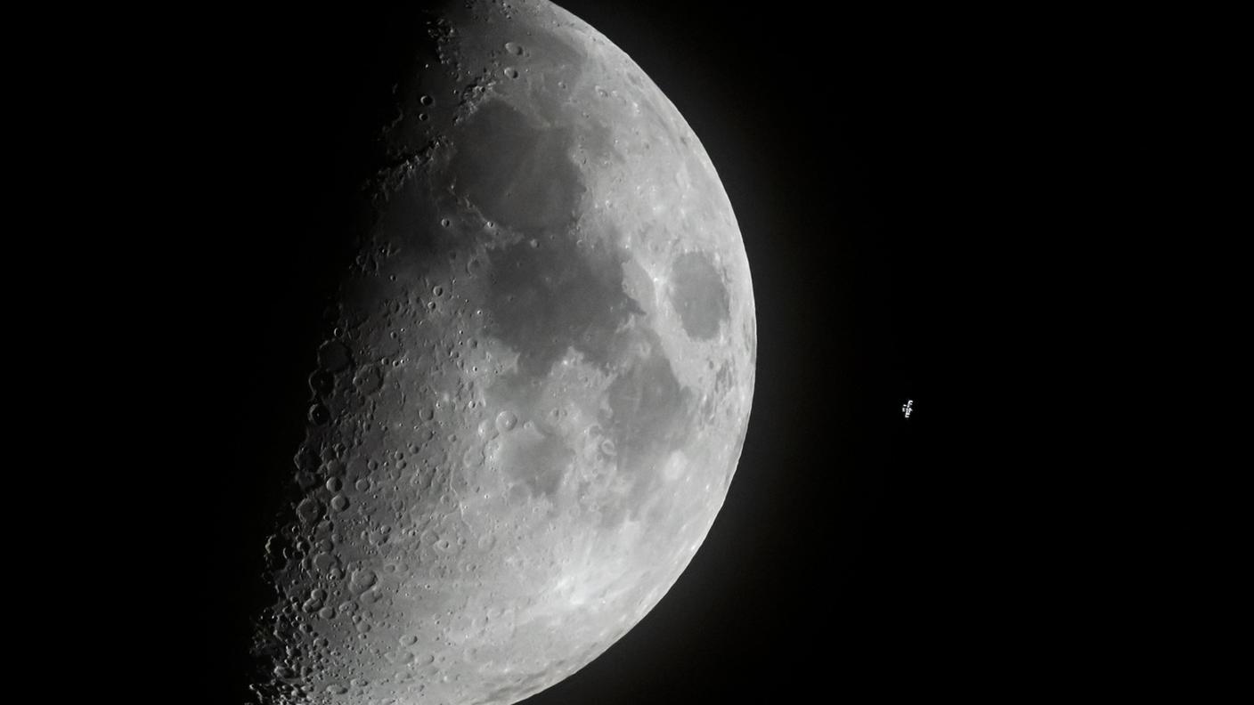 La Luna e l'ISS in una foto scattata in marzo in Slovacchia