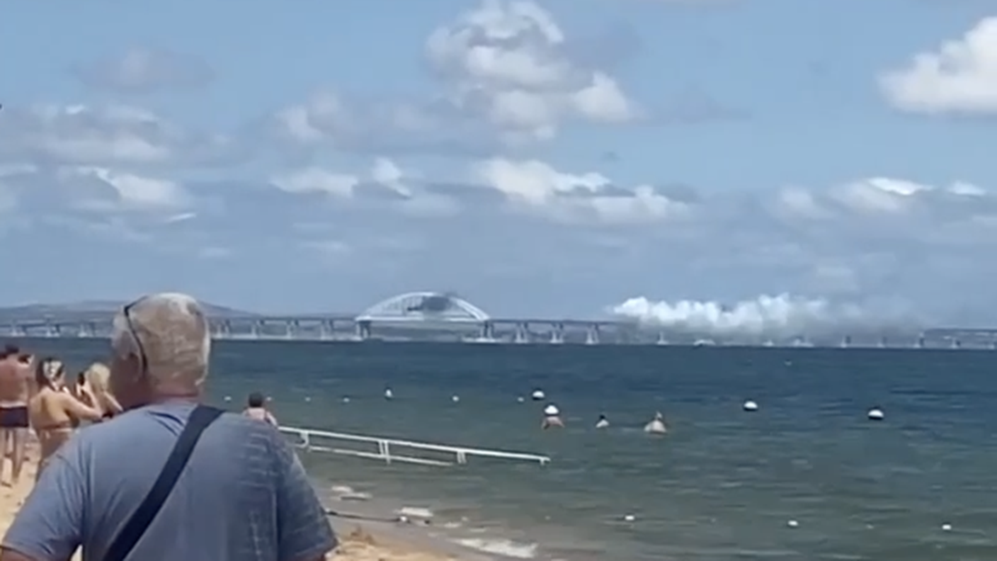 Turisti russi in Crimea osservano il ponte bombardato per l'ennesima volta