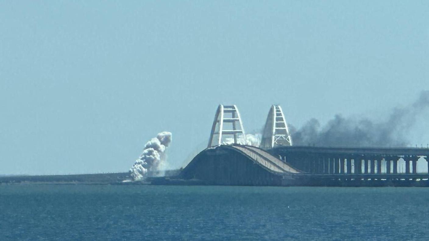 Esplosioni e fumo sul ponte di Crimea sabato mattina dopo l'ennesimo attacco aereo ucraino