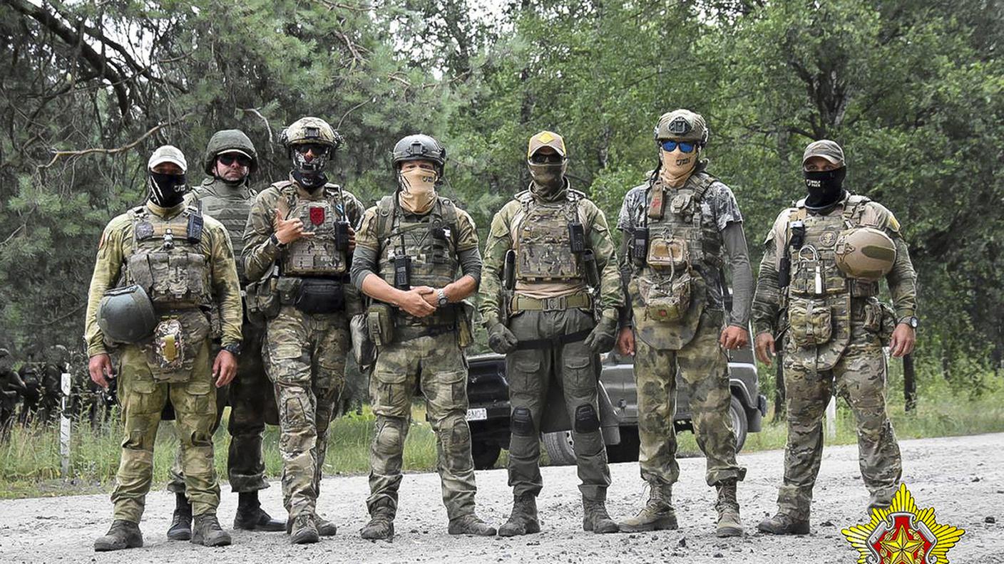 Soldati bielorussi e mercenari Wagner insieme in una zona d'addestramento gestita da Minsk