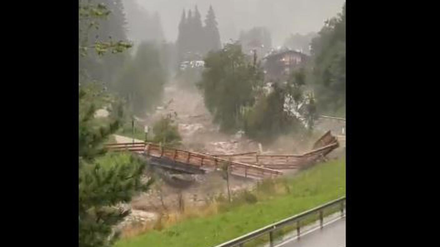 Valdaora, il ponte travolto dal torrente in piena 