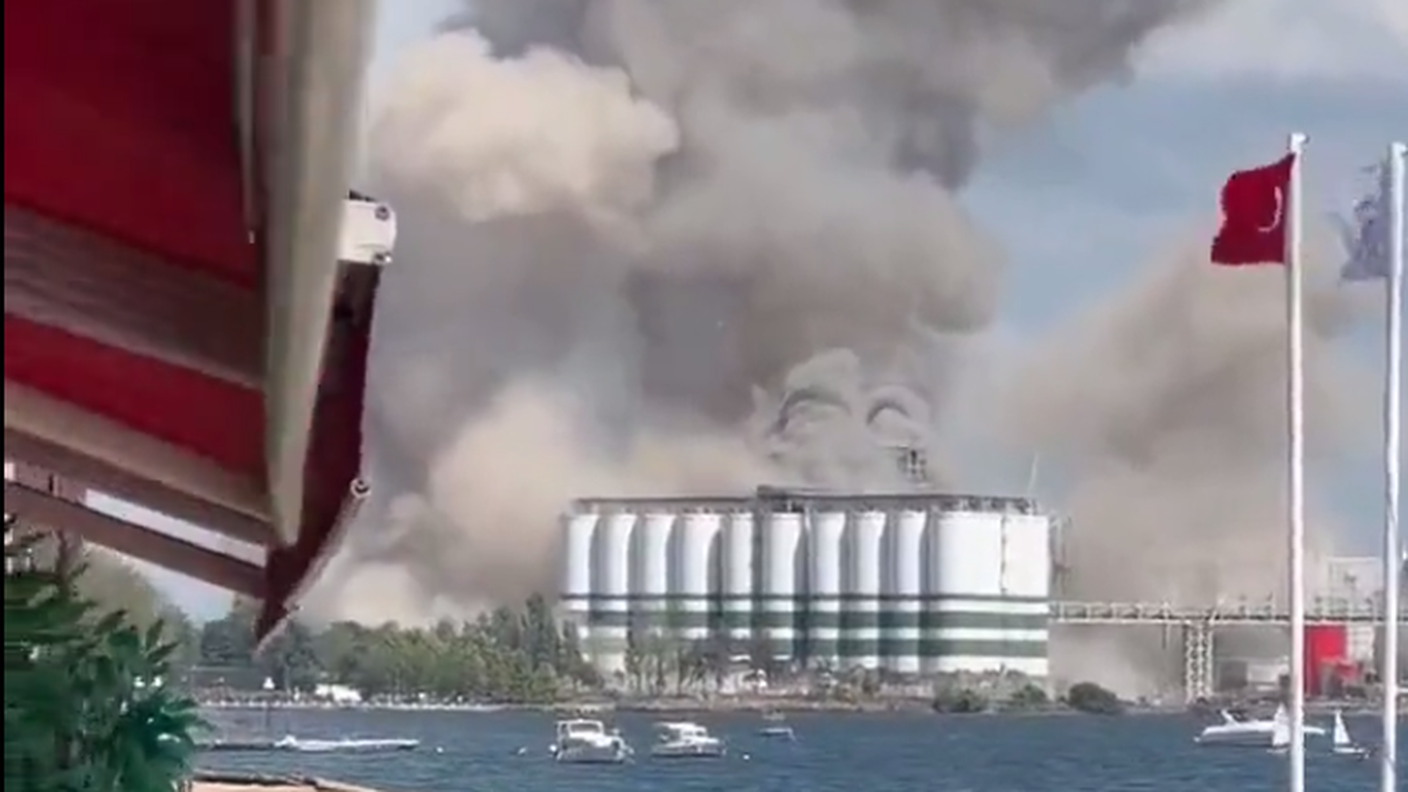 Una grande nuvola di fumo si alza dalla zona portuale