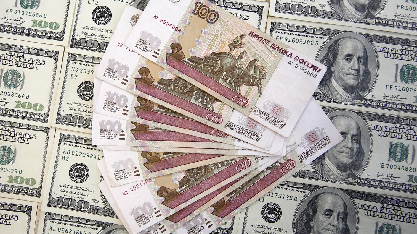 La moneta russa si trova ormai al livello più basso rispetto al dollaro e all'euro dallo scorso marzo