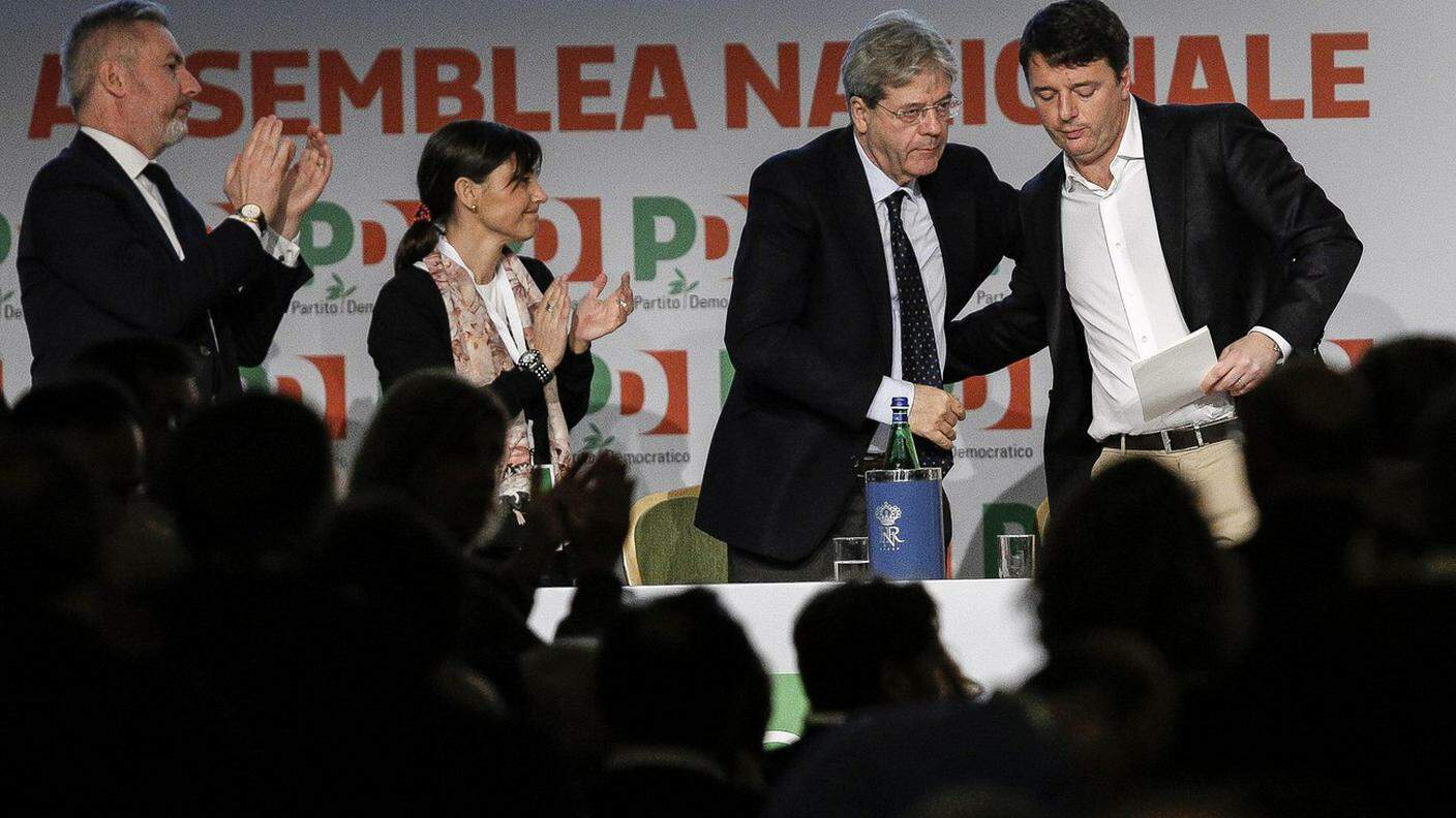 L'attuale premier Gentiloni (terzo da sinistra) stringe la mano a Renzi