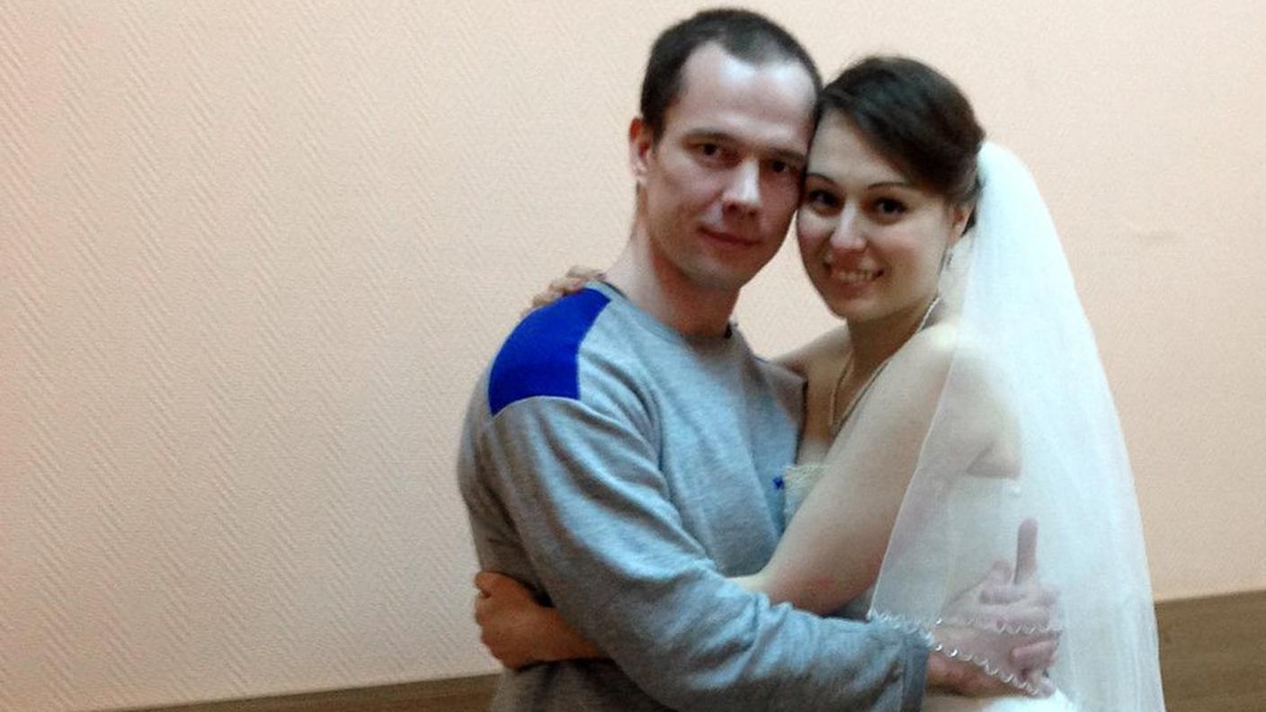 Anastasia Zotova e Ildar Dadin nel giorno del loro matrimonio in carcere