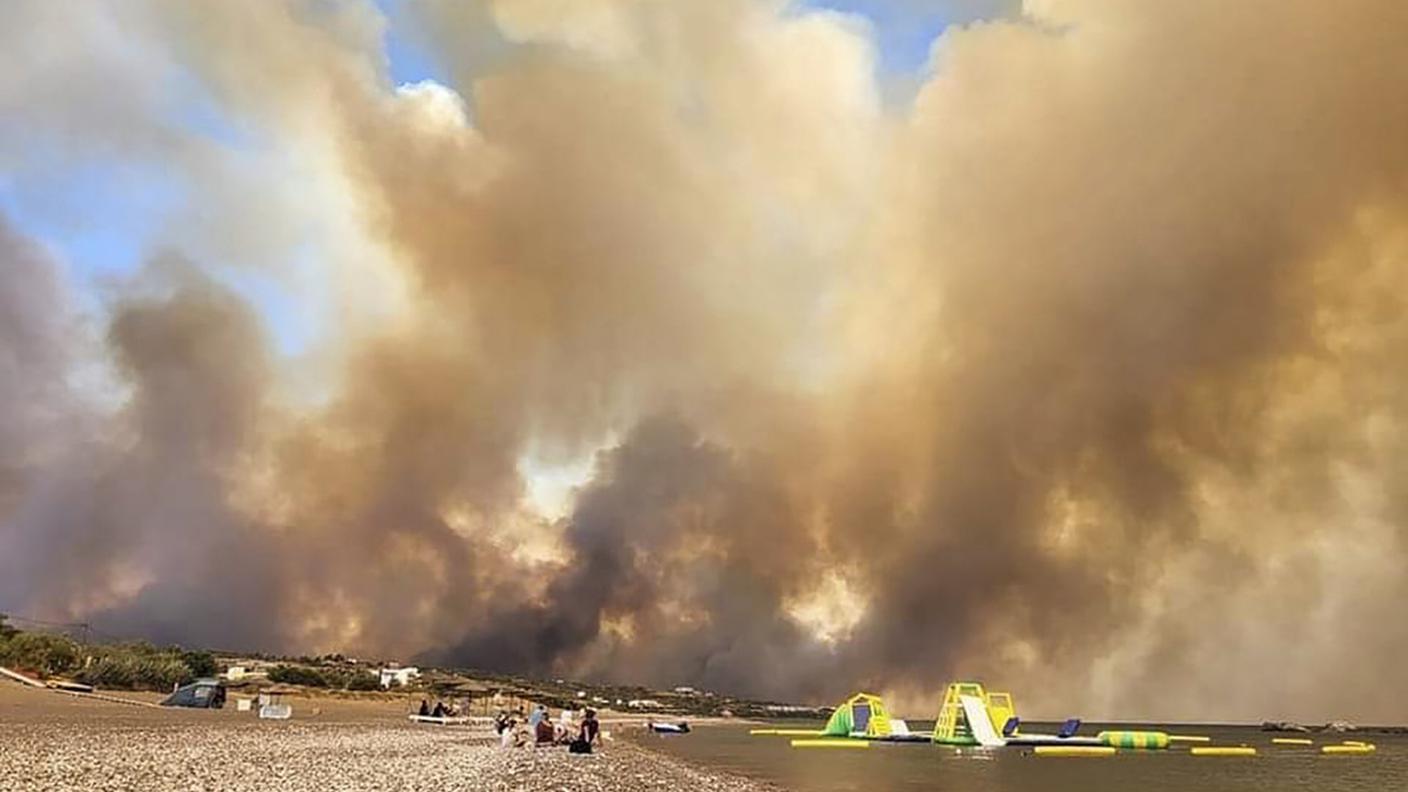 L'isola di Rodi sempre in preda alle fiamme