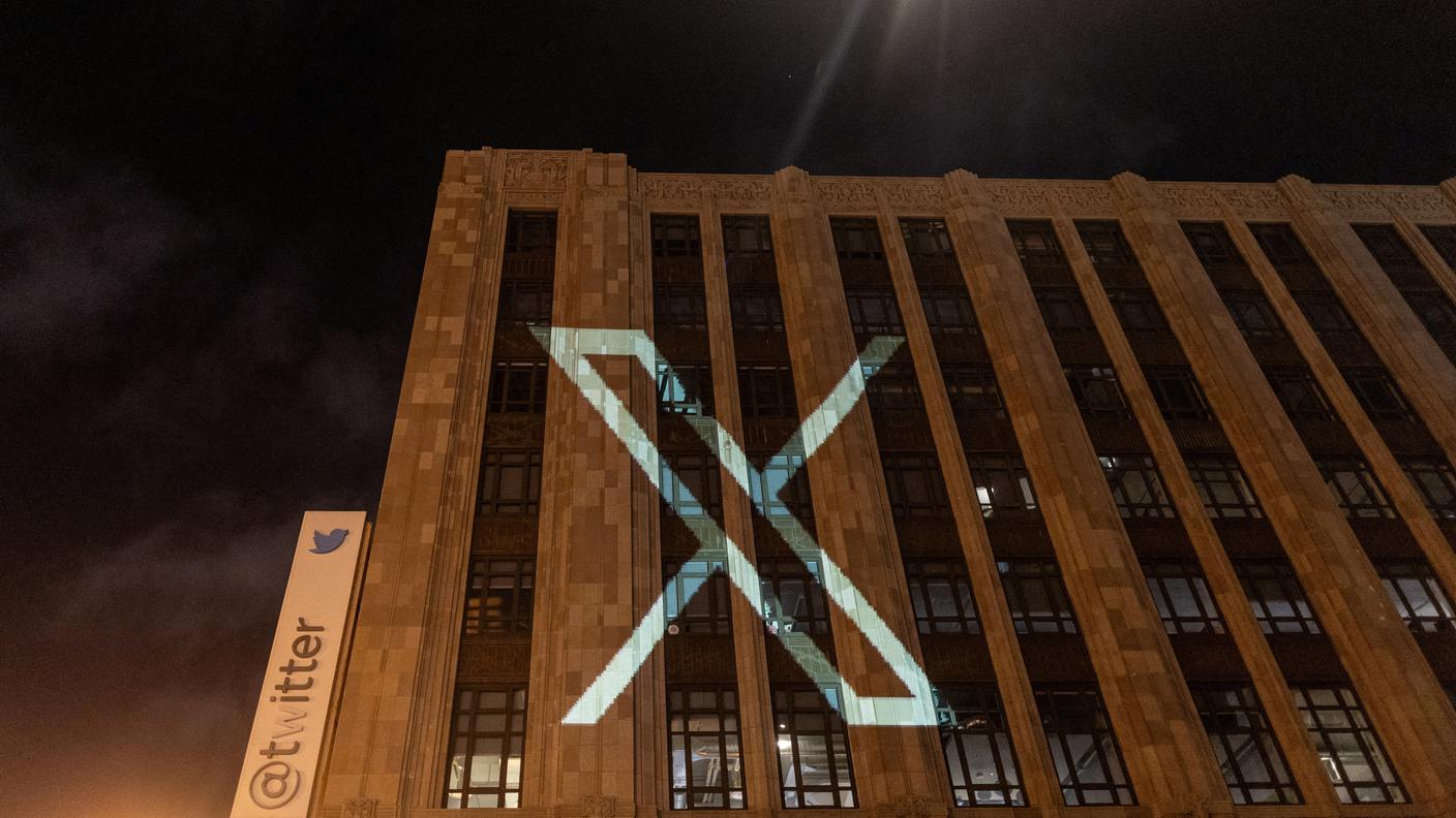 Il nuovo logo proiettato sulla sede centrale di Twitter a San Francisco