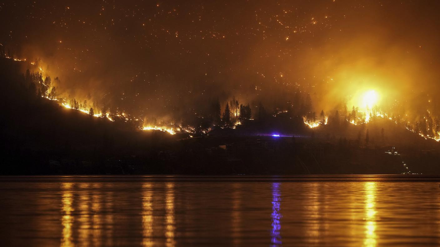 L'incendio nei pressi di Kelowna