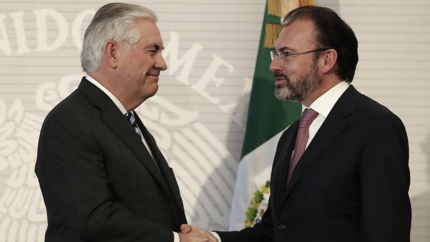 Il ministro degli Esteri messicano (a destra) con il segretario di Stato statunitense Rex Tillerson