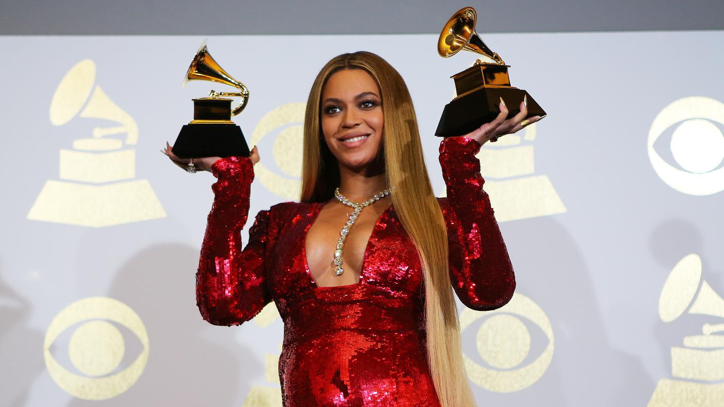 Beyoncé mostra con orgoglio i due premi vinti all'ultima edizione dei Grammy's Awards