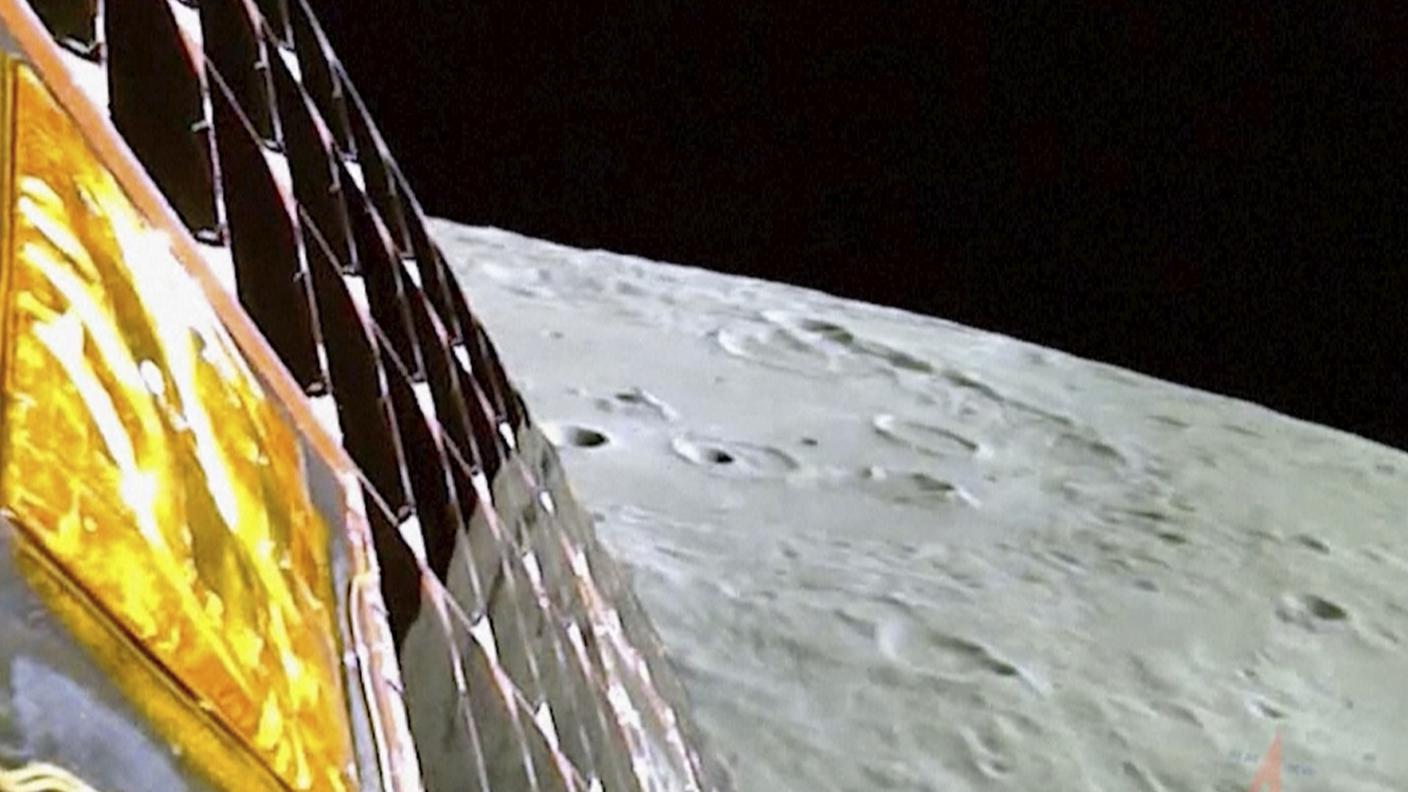 La superficie lunare ripresa dalla sonda Chandrayaan-3 poco prima dell'approdo
