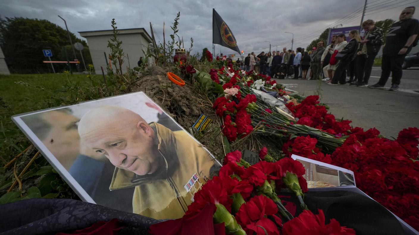 Fiori e foto in ricordo di Yevgeny Prigozhin non lontano da dove s'è schiantato il suo aereo
