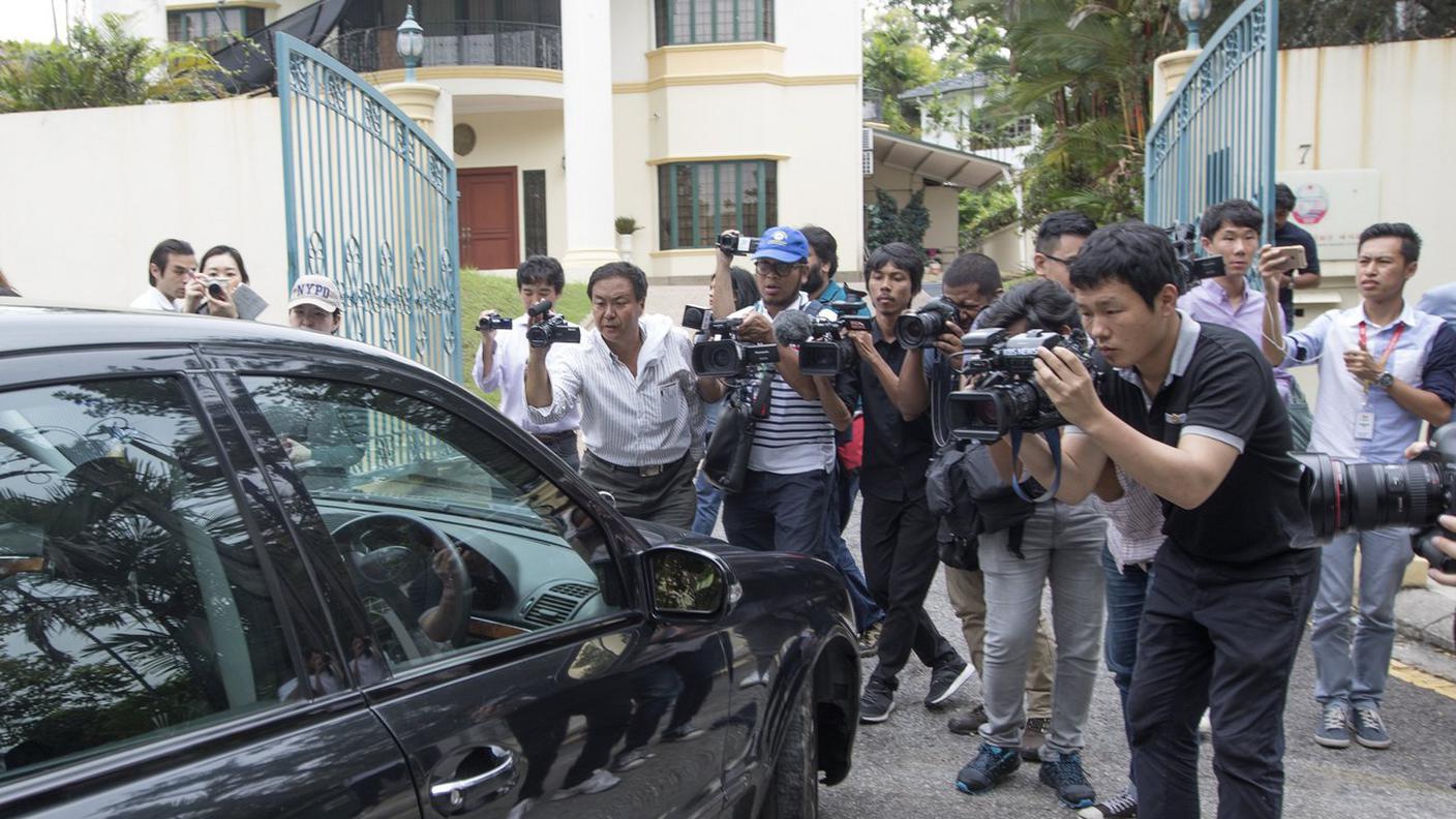 Giornalisti assiepati davanti alla sede diplomatica della Nord Corea a Kuala Lumpur, in Malaysia