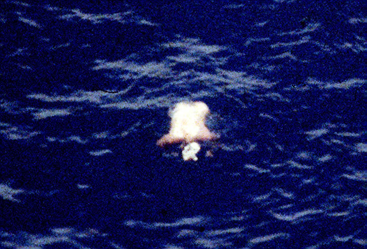 Il cadavere in mare di una delle 81 vittime della caduta del DC-9, inabissatosi nel Tirreno il 27 giugno del 1980