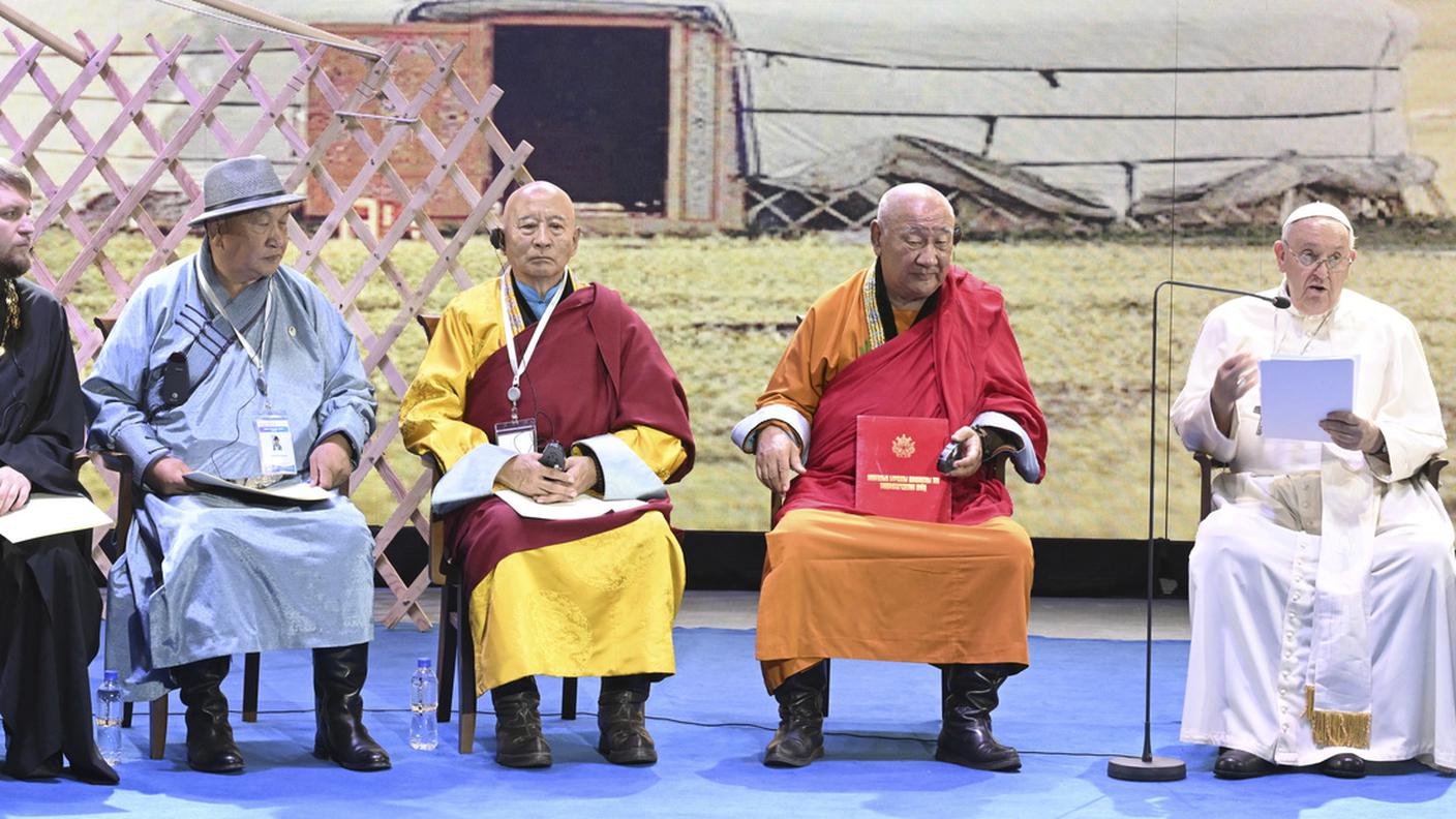 Papa Francesco durante l'incontro ecumenico interreligioso domenica a Ulan Bator