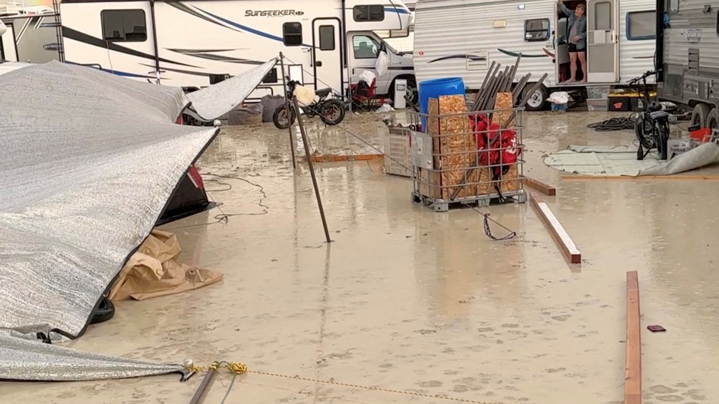 Tende e camper intrappolati nel fango