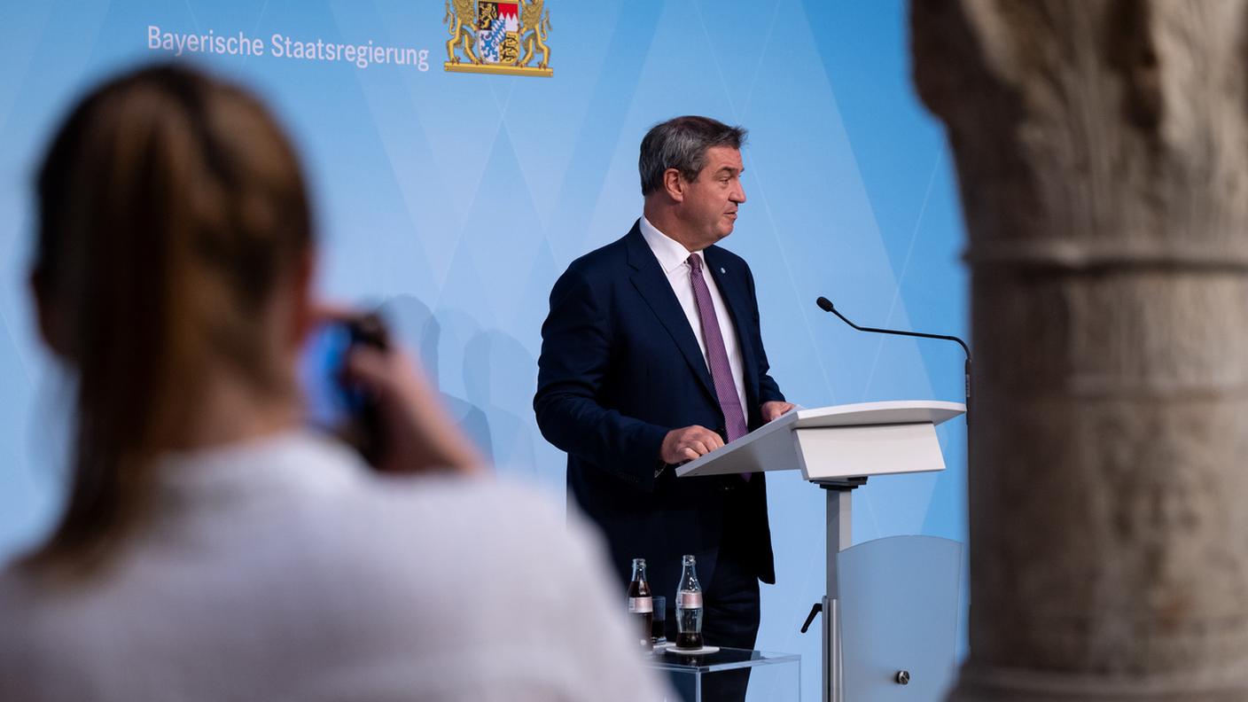 Il capo del governo bavarese Markus Söder, durante la conferenza stampa svoltasi oggi