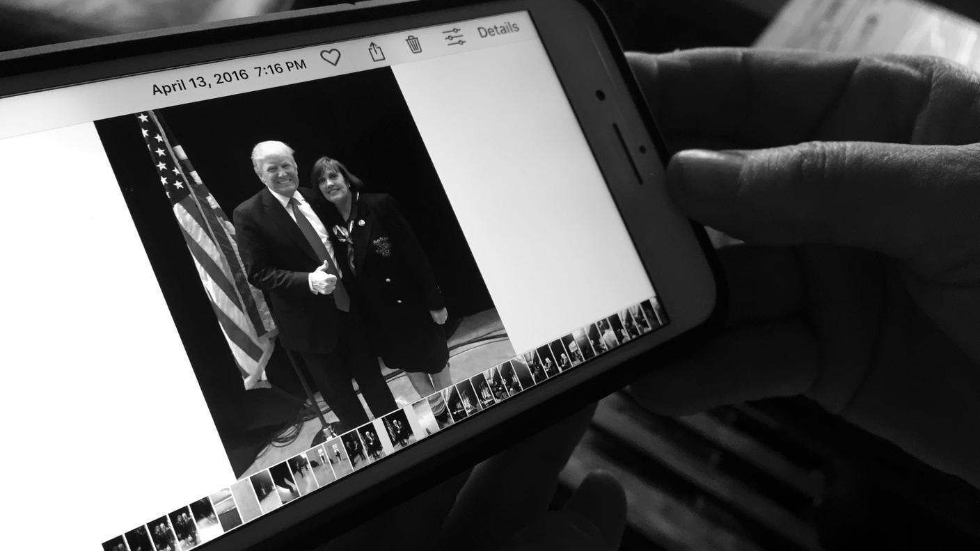 Lynn, in una sua foto sul cellulare, con il suo beniamino