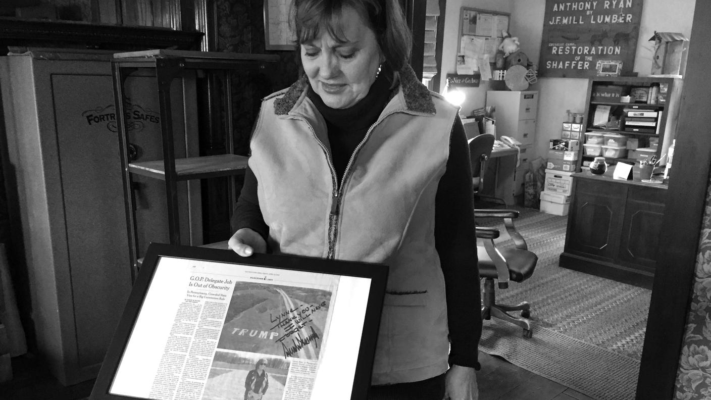Lynn Ryan mostra la copia autografata da Trump del New York Times, che ha pubblicato la foto della sua gigantesca scritta TRUMP grande come un campo di calcio