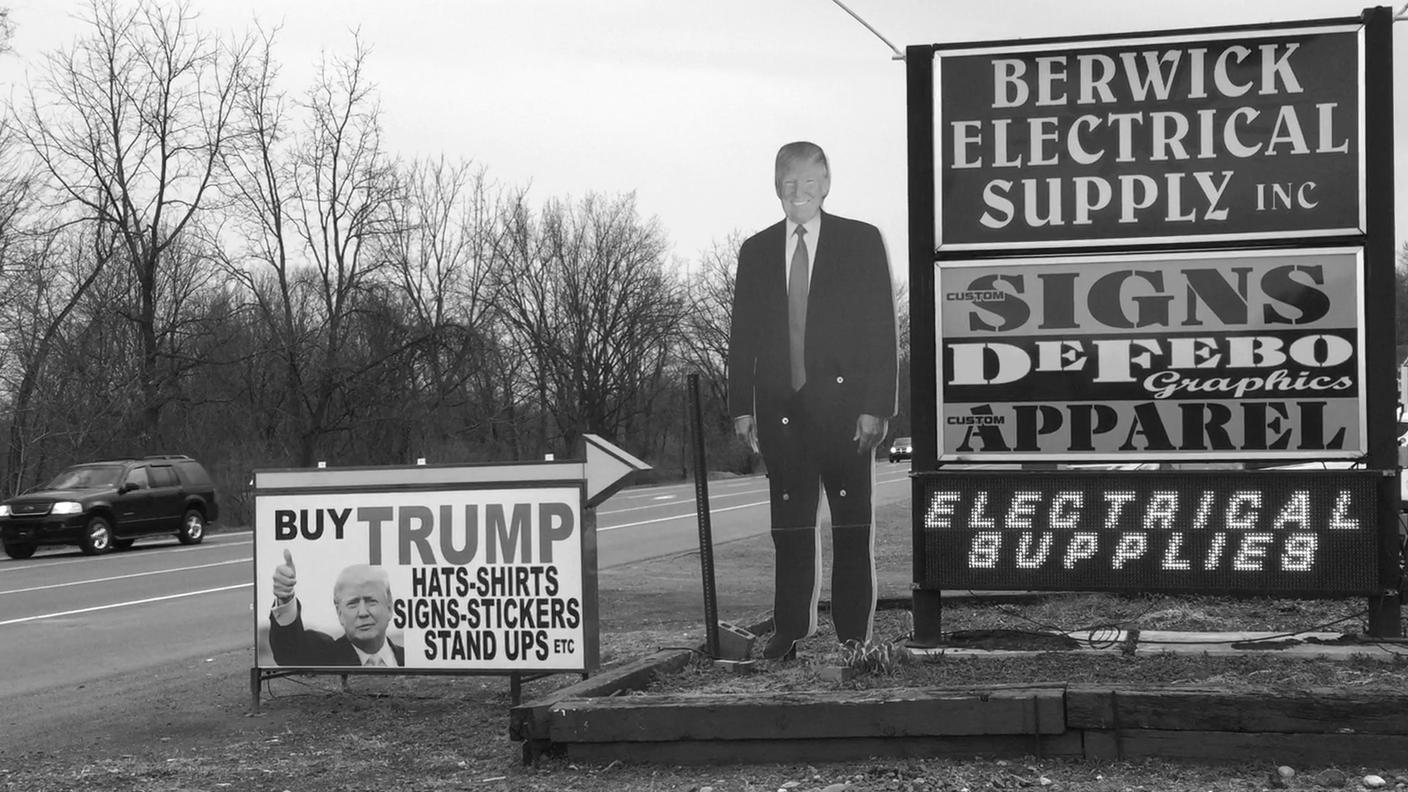 HUUUGE! - Una gigantografia di Donald Trump a Brewick, sulla Statale 80 in Pennsylvania