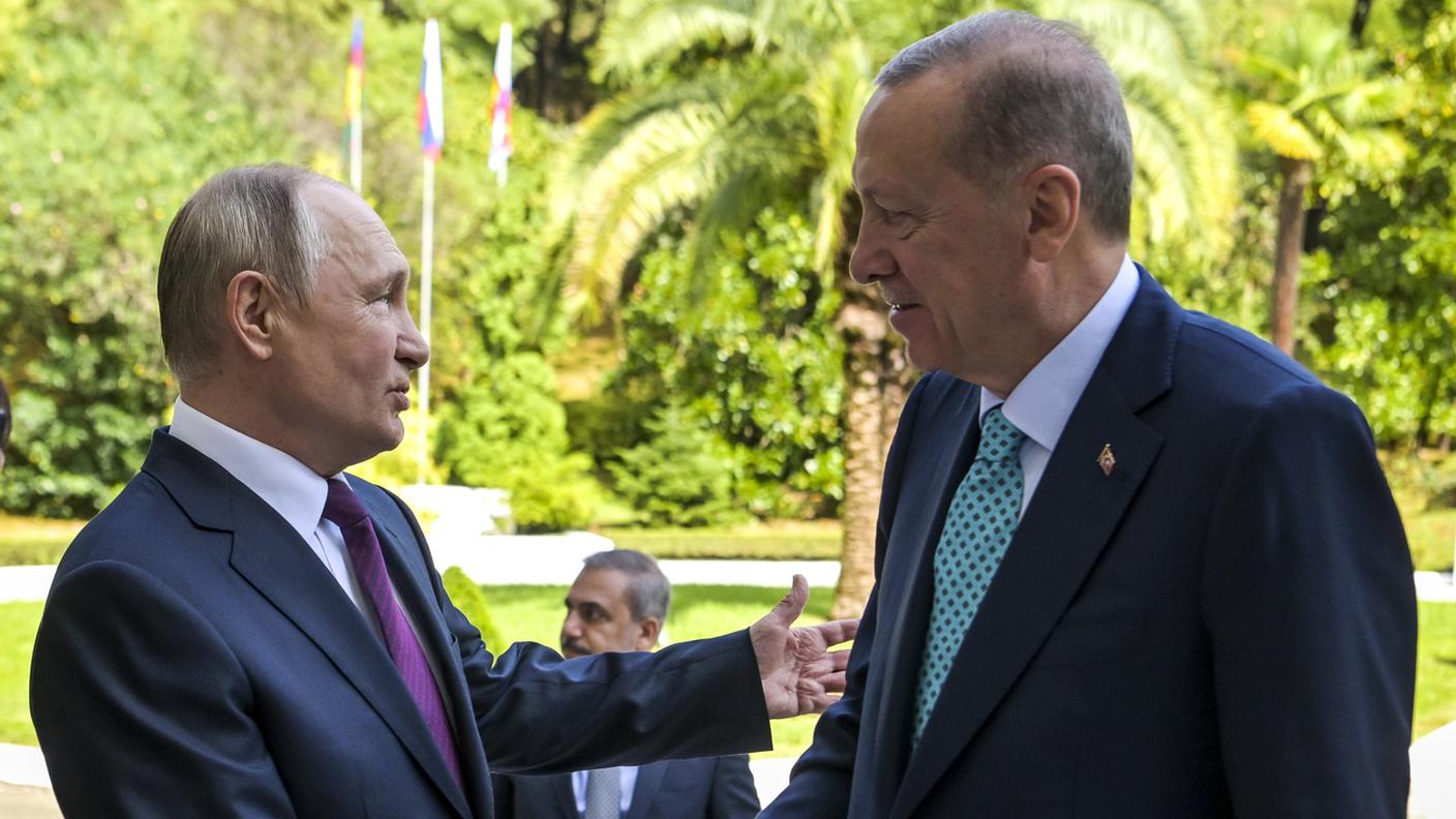 Strette di mano tra Putin ed Erdogan che si sono incontrati a Sochi