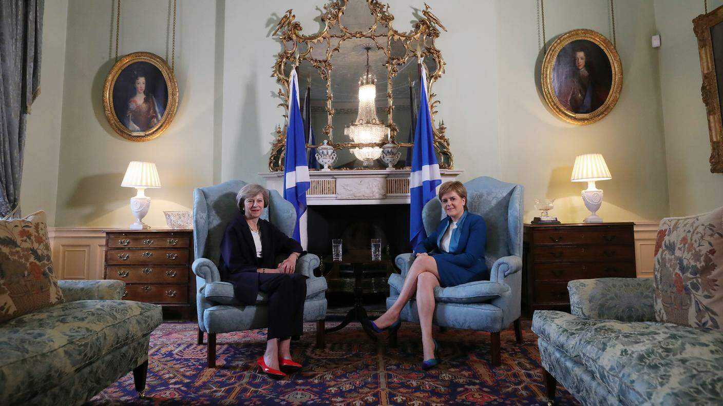 Theresa May con Nicola Sturgeon