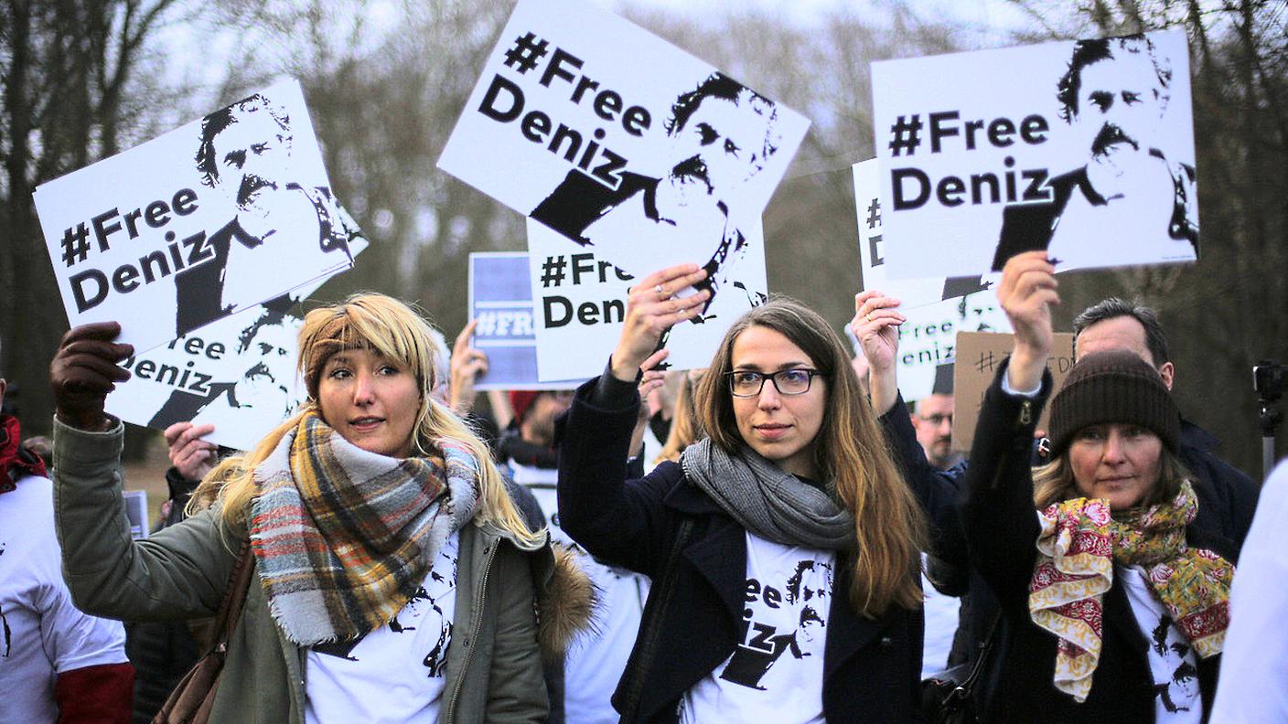 Un corteo di protesta a Berlino chiede la liberazione di Yucel