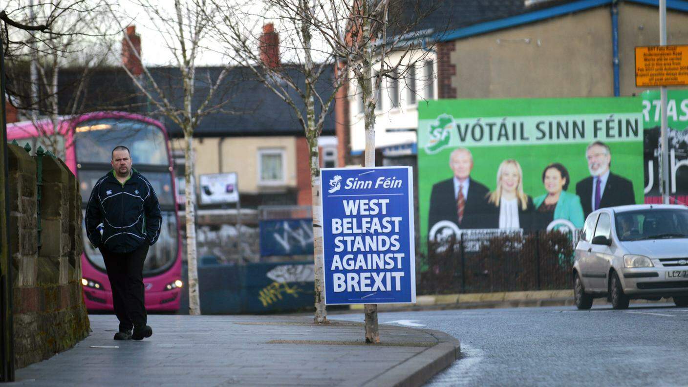 L'invito a votare Sinn Fein e il "no" alla Brexit sui muri di West Belfast