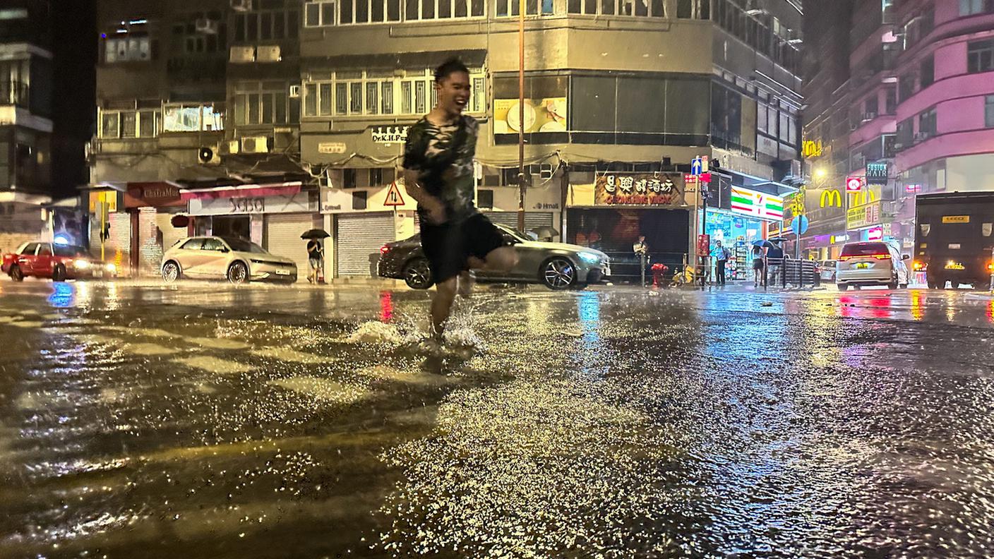 Hong Kong bloccata dal maltempo