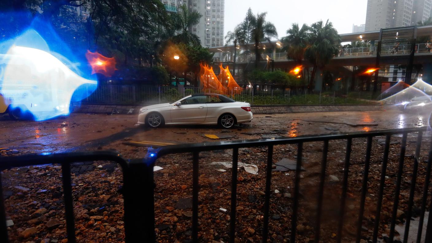 Hong Kong bloccata dal maltempo