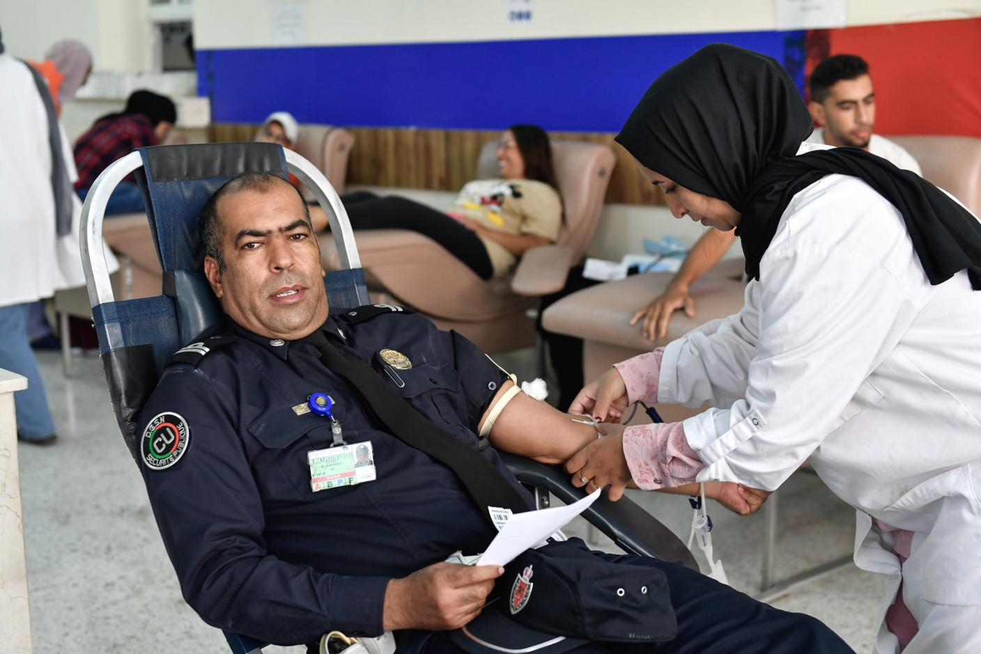 Gli ospedali hanno bisogno urgente di sangue e tra i marocchini è scattata la solidarietà