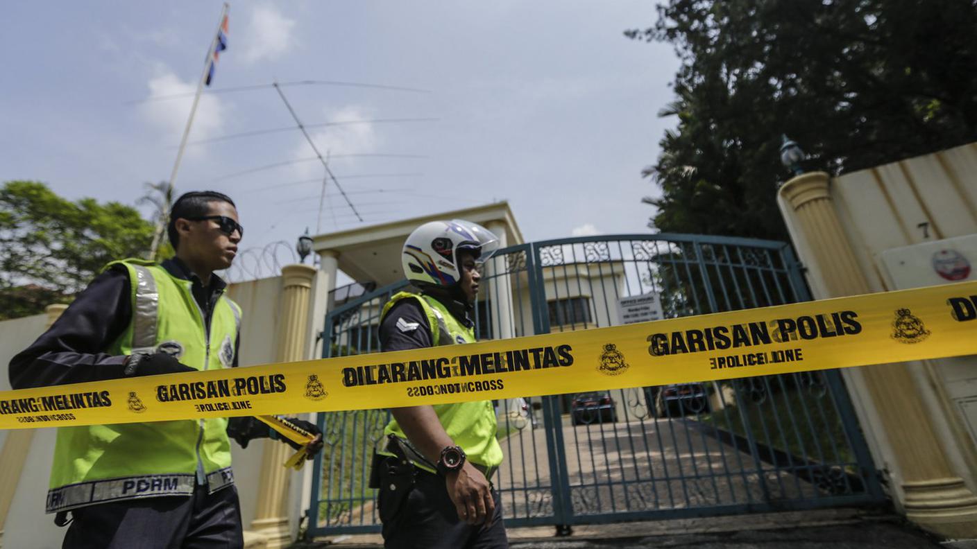 Il cordone stretto dalla polizia malaysiana intorno all'ambasciata di Pyongyang a Kuala Lumpur