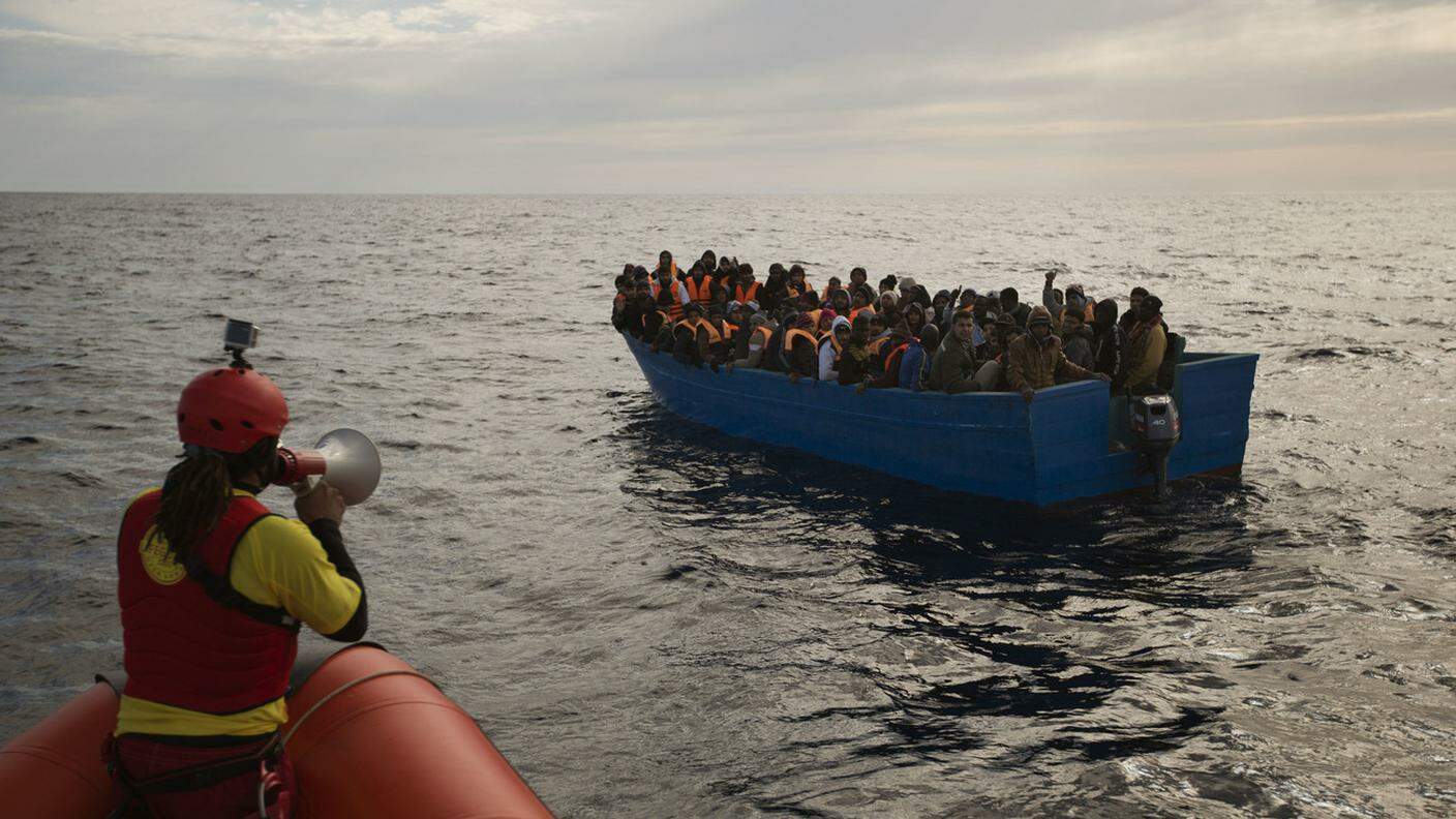Un barcone di migranti in fuga da guerre e miseria