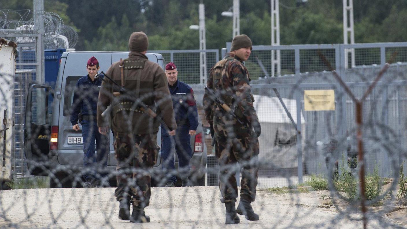 Il muro ungherese antimigranti costruito al confine con la Serbia