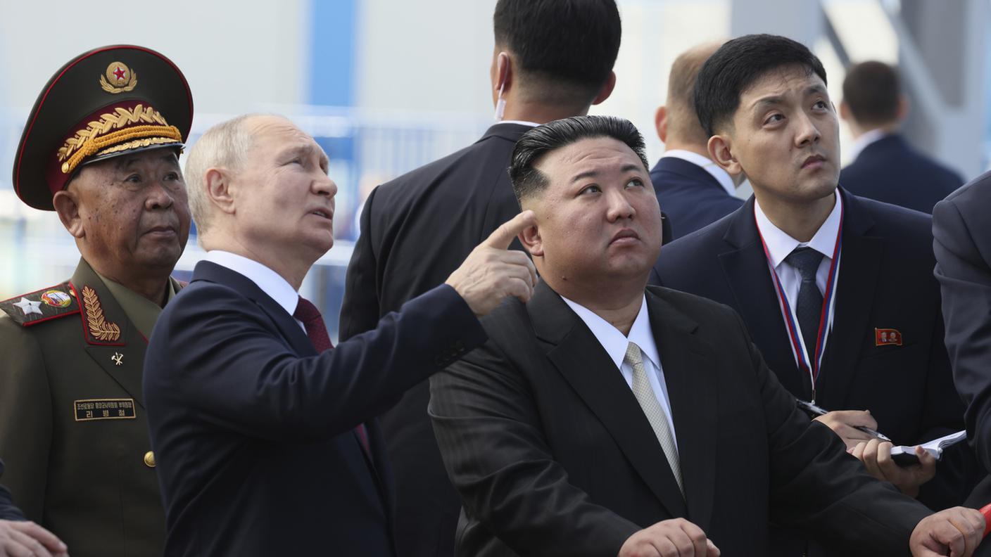 Il presidente russo mostra al leader nordcoreano Kim Jong-un una rampa di lancio al cosmodromo di Vostochny
