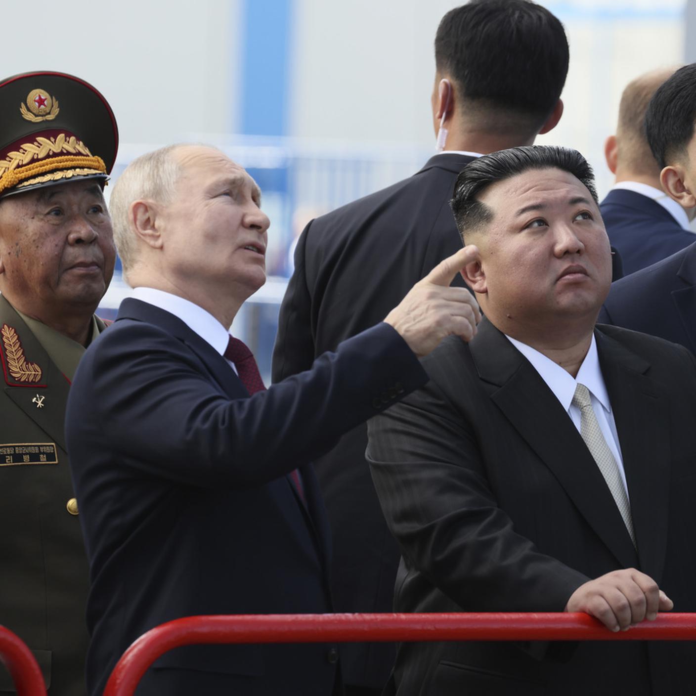 Il presidente russo mostra al leader nordcoreano Kim Jong-un una rampa di lancio al cosmodromo di Vostochny