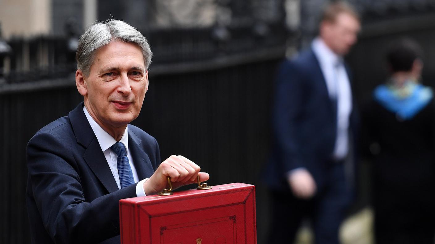Hammond con il suo red box, la cassetta che i ministri britannici usano per portare i documenti