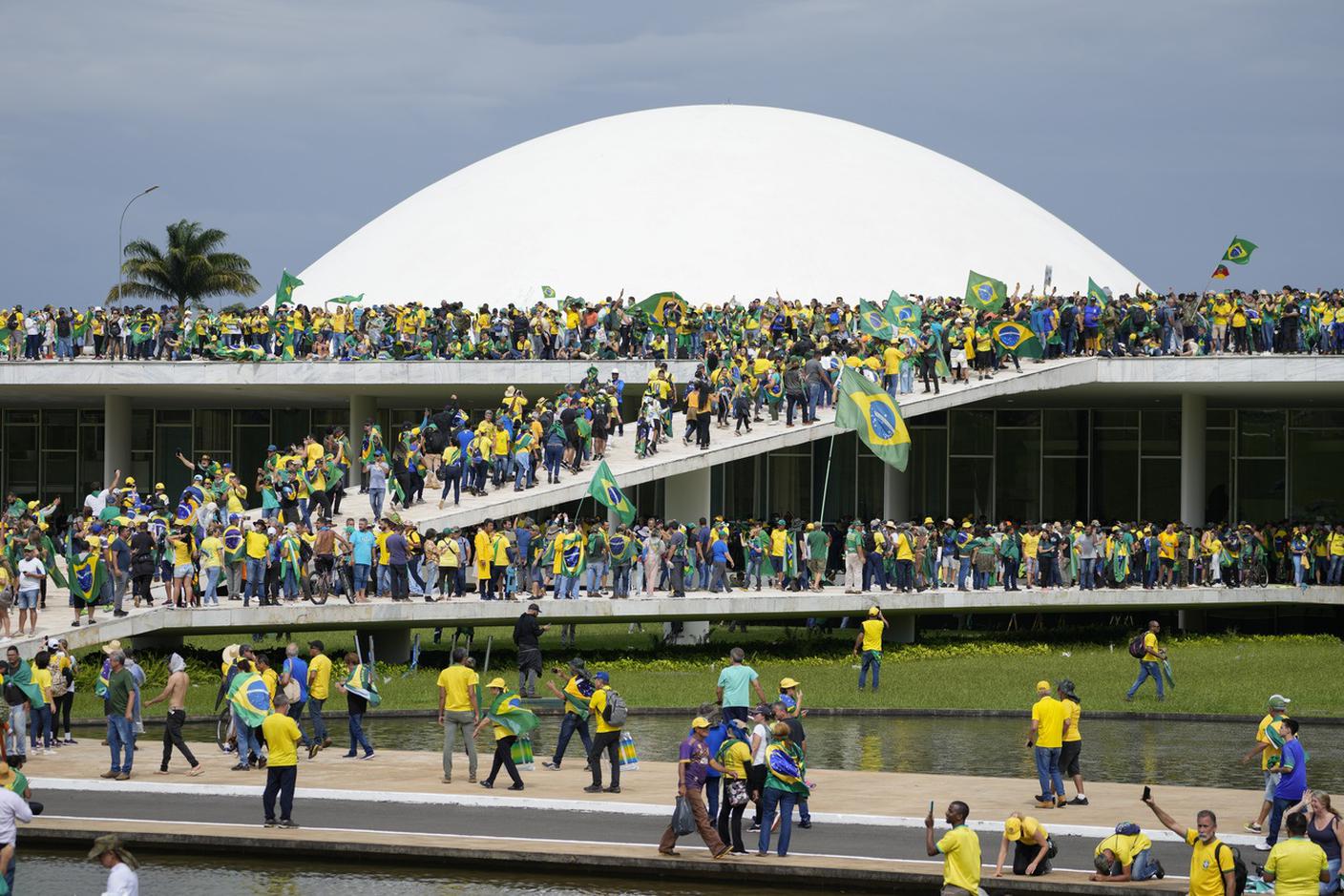 Una foto dell'8 gennaio 2023, i sostenitori di Bolsonaro assaltano il Congresso