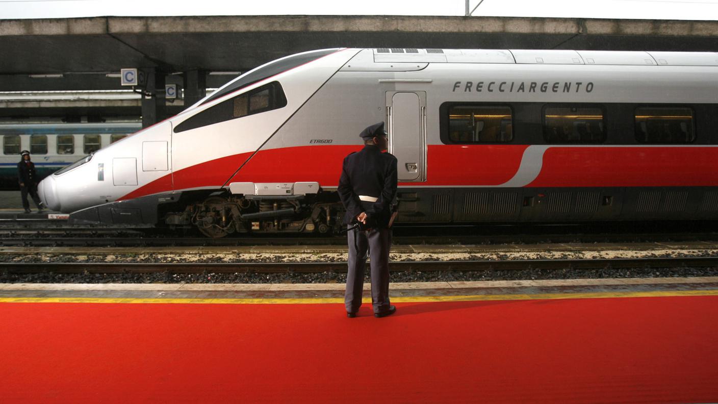 Il ragazzino voleva scattarsi una foto con lo sfondo del convoglio in arrivo (archivio)